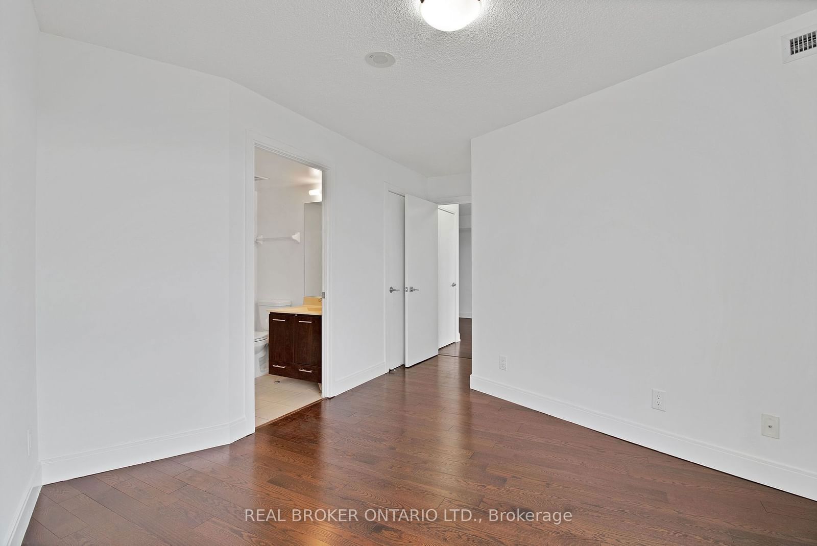 135 Village Green Sq, unit 1922 for rent