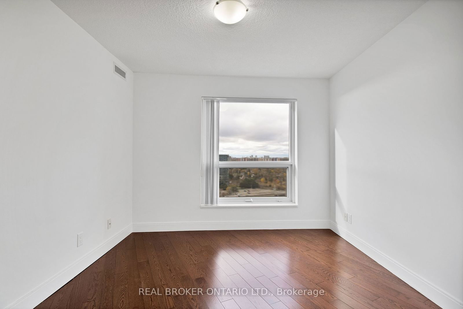 135 Village Green Sq, unit 1922 for rent