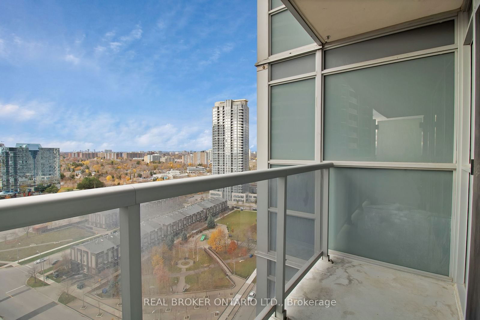 135 Village Green Sq, unit 1922 for rent