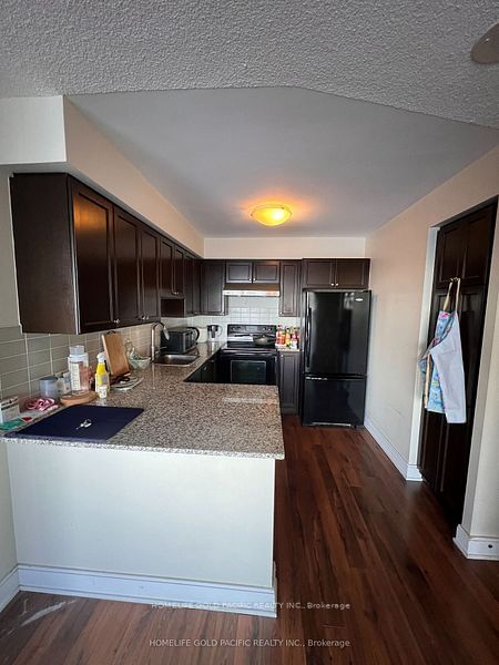 135 Village Green Sq, unit 2418 for rent