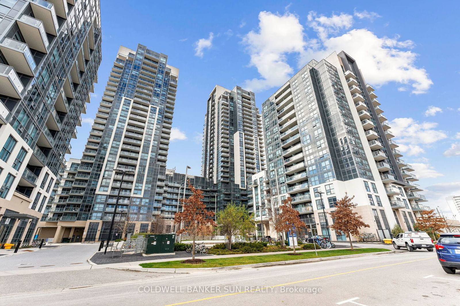 30 Meadowglen Pl, unit 304 for sale