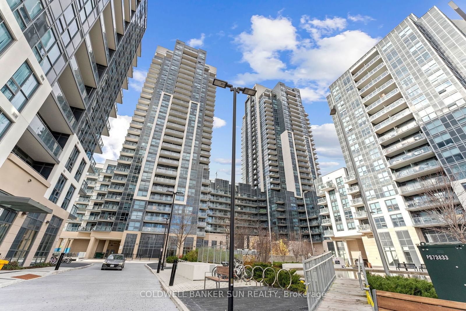 30 Meadowglen Pl, unit 304 for sale