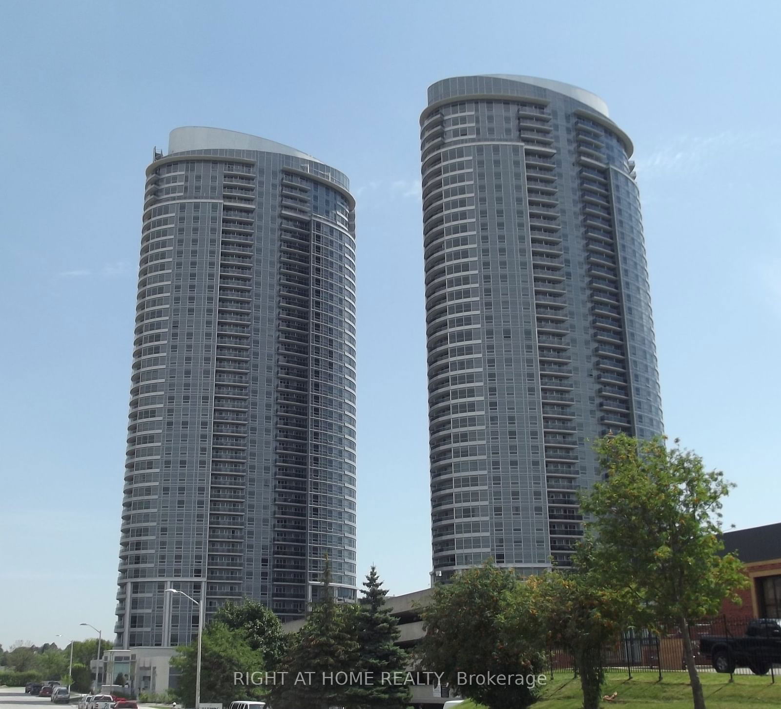 135 Village Green Sq, unit 515 for rent