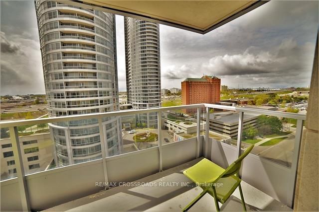 151 Village Green Sq, unit 1102 for rent