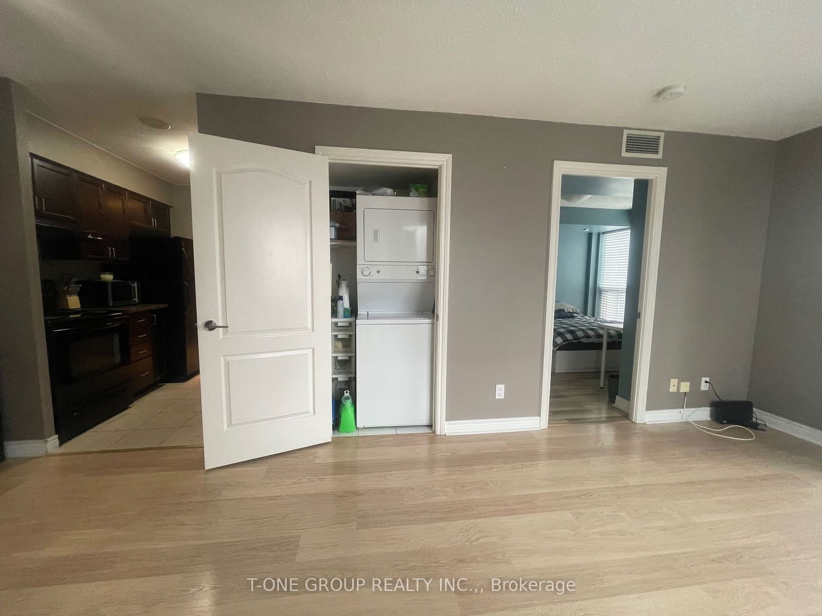 60 Town Centre Crt, unit 1402 for rent