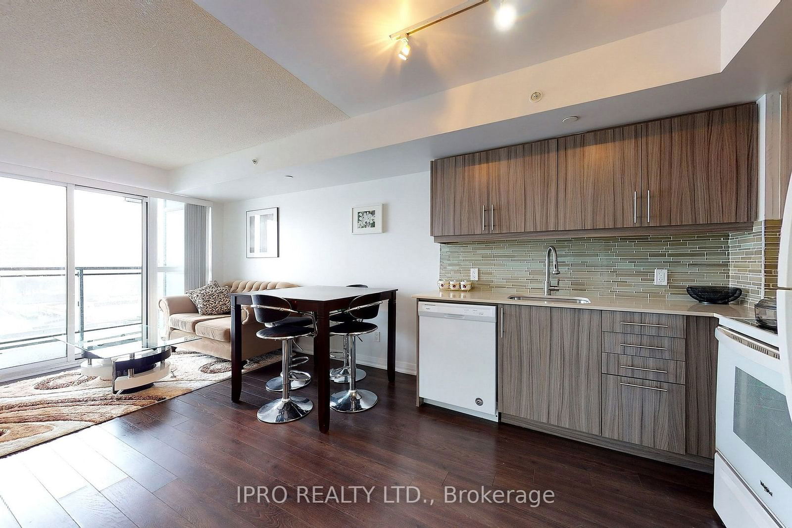 30 Meadowglen Pl, unit 515 for rent