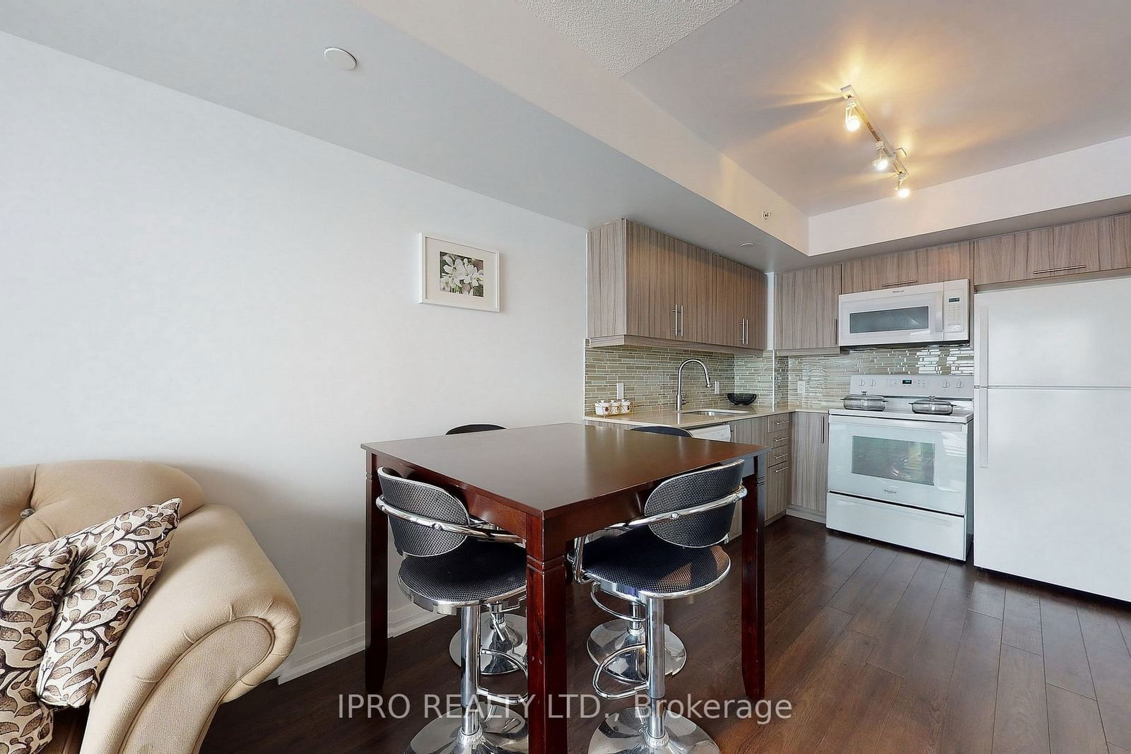 30 Meadowglen Pl, unit 515 for rent