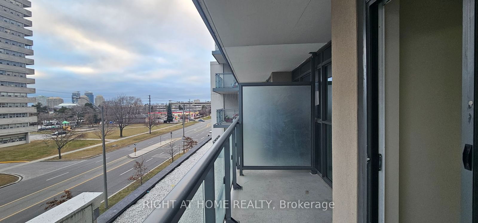 30 Meadowglen Pl, unit 306 for rent