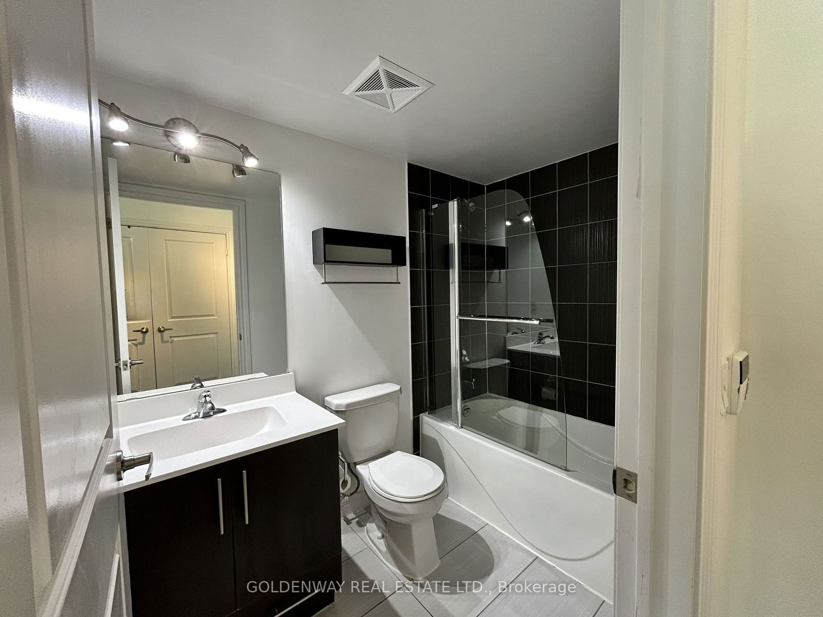 50 TOWN CENTRE Crt, unit 2705 for rent