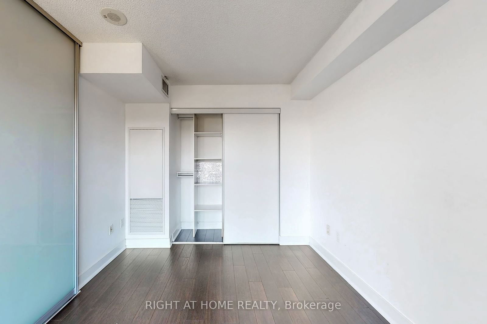 1048 Broadview Ave, unit 806 for rent