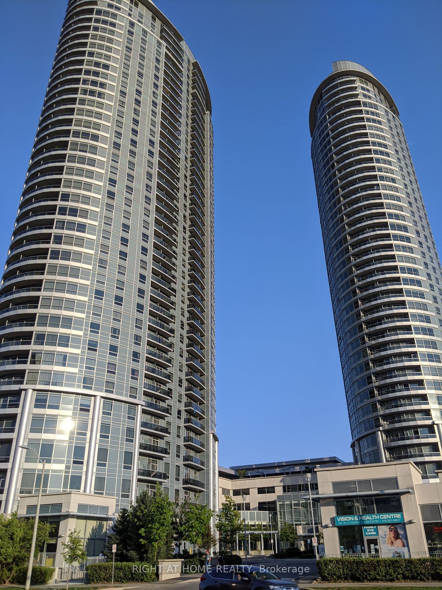 135 Village Green Sq, unit 515 for rent