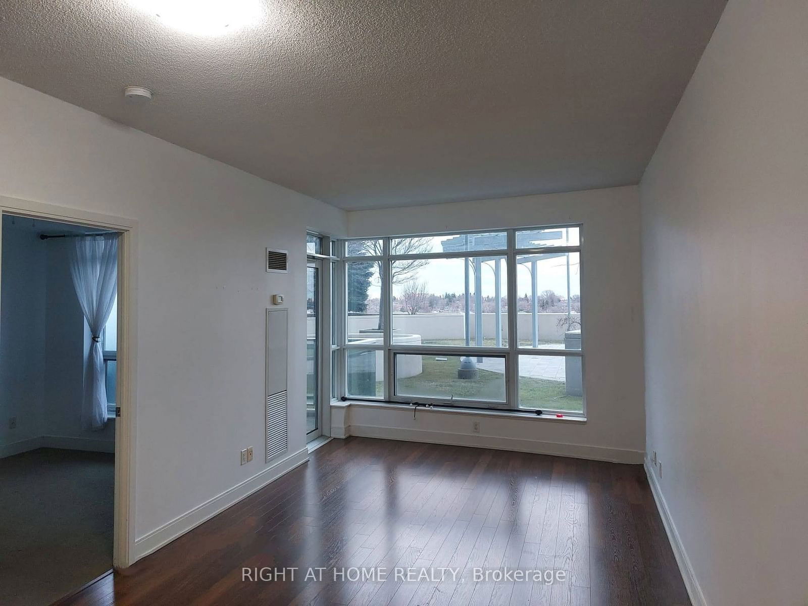 135 Village Green Sq, unit 515 for rent