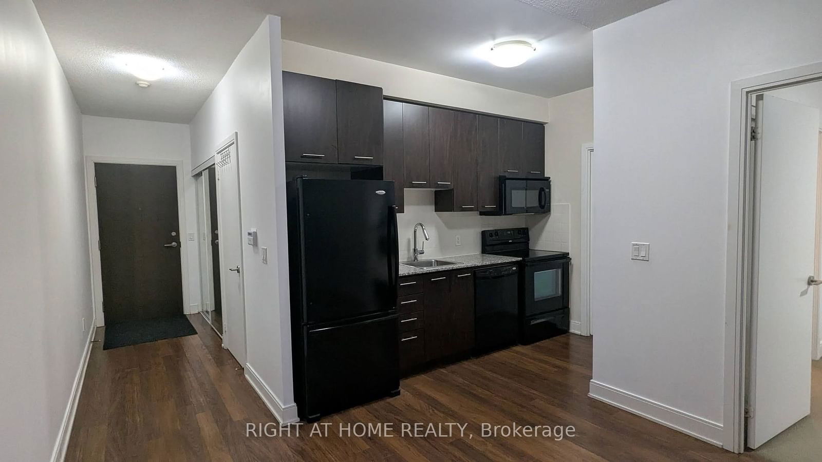 135 Village Green Sq, unit 515 for rent