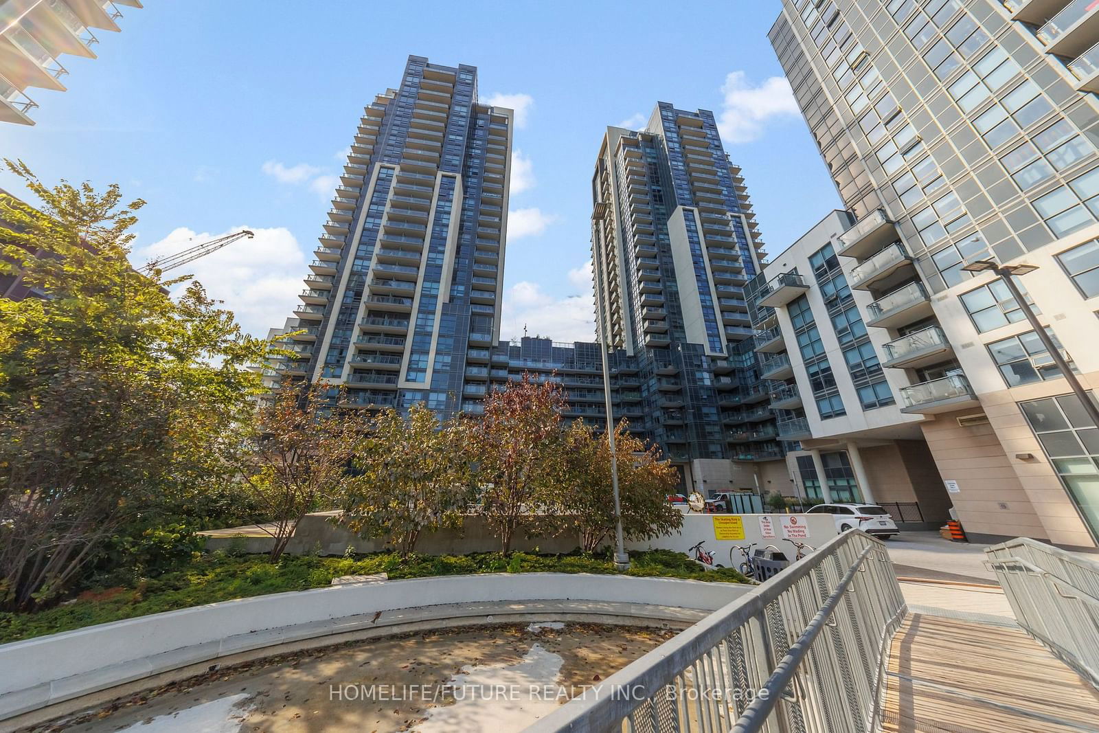 20 Meadowglen Pl, unit 521 for sale