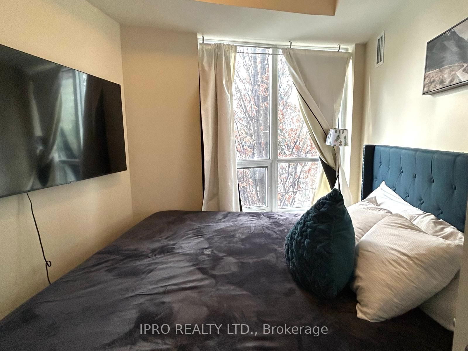 181 VILLAGE GREEN Sq, unit 214 for sale