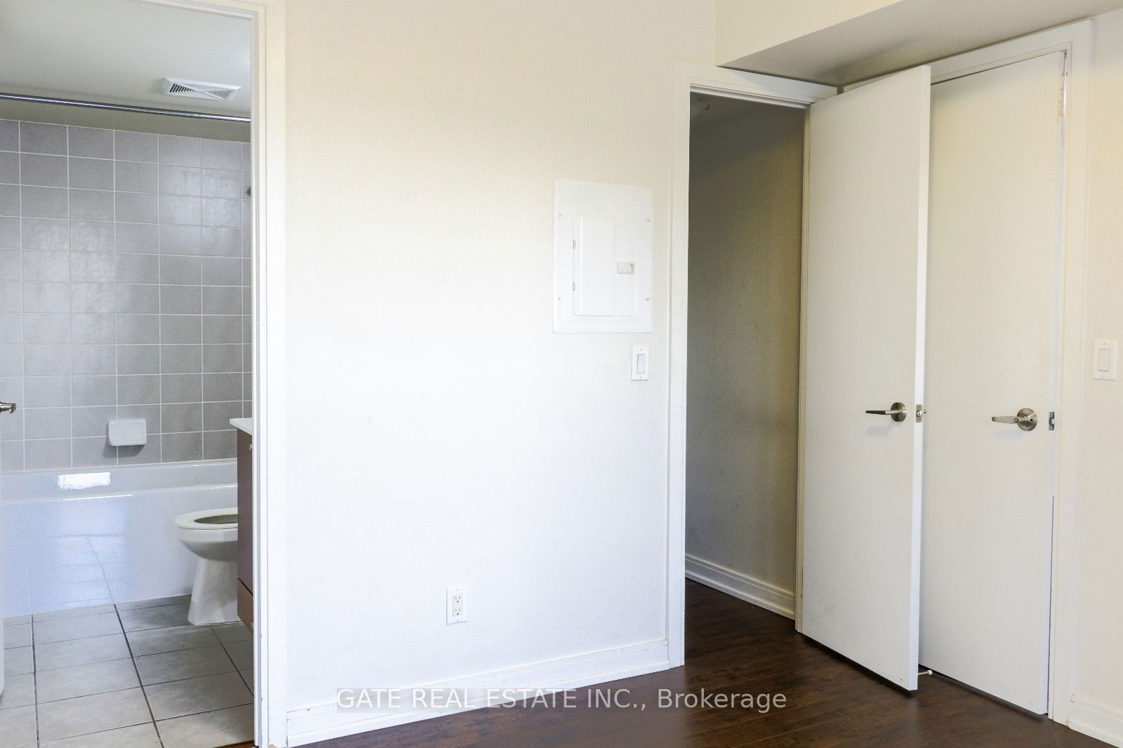 151 Village Green Sq, unit 1404 for rent