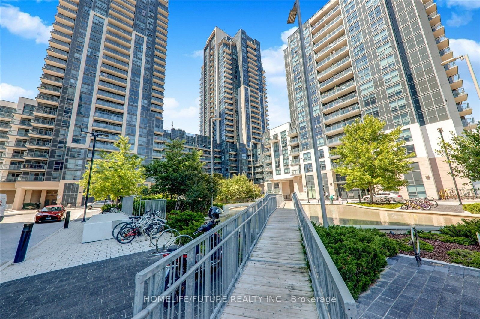 30 Meadowglen Pl, unit 213 for sale