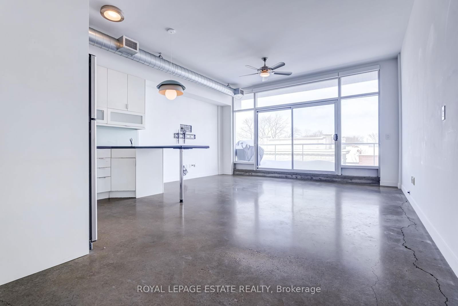 747 Queen St E, unit 403 for rent