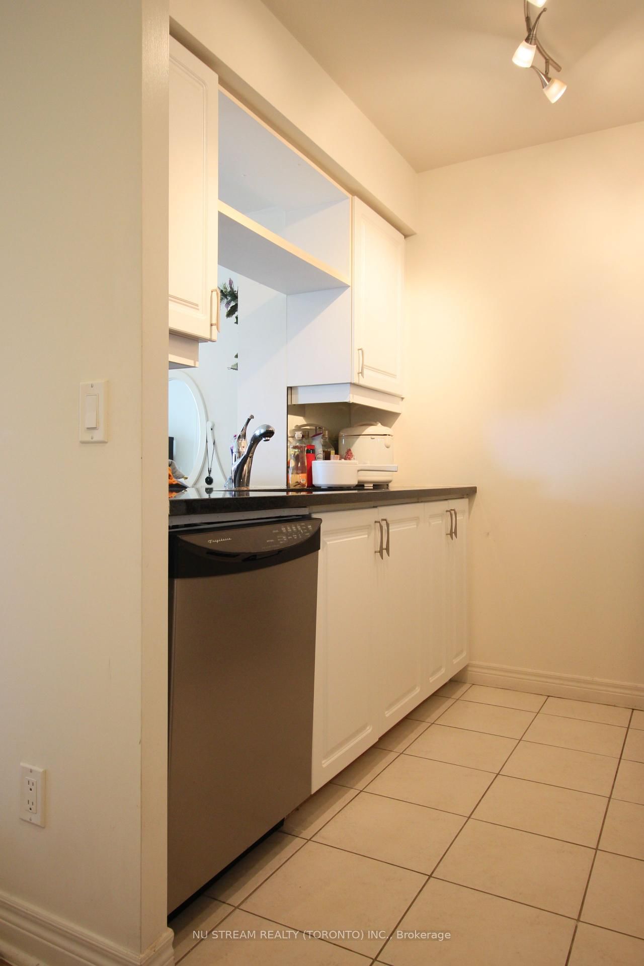 60 Town Centre Crt, unit 1810 for rent