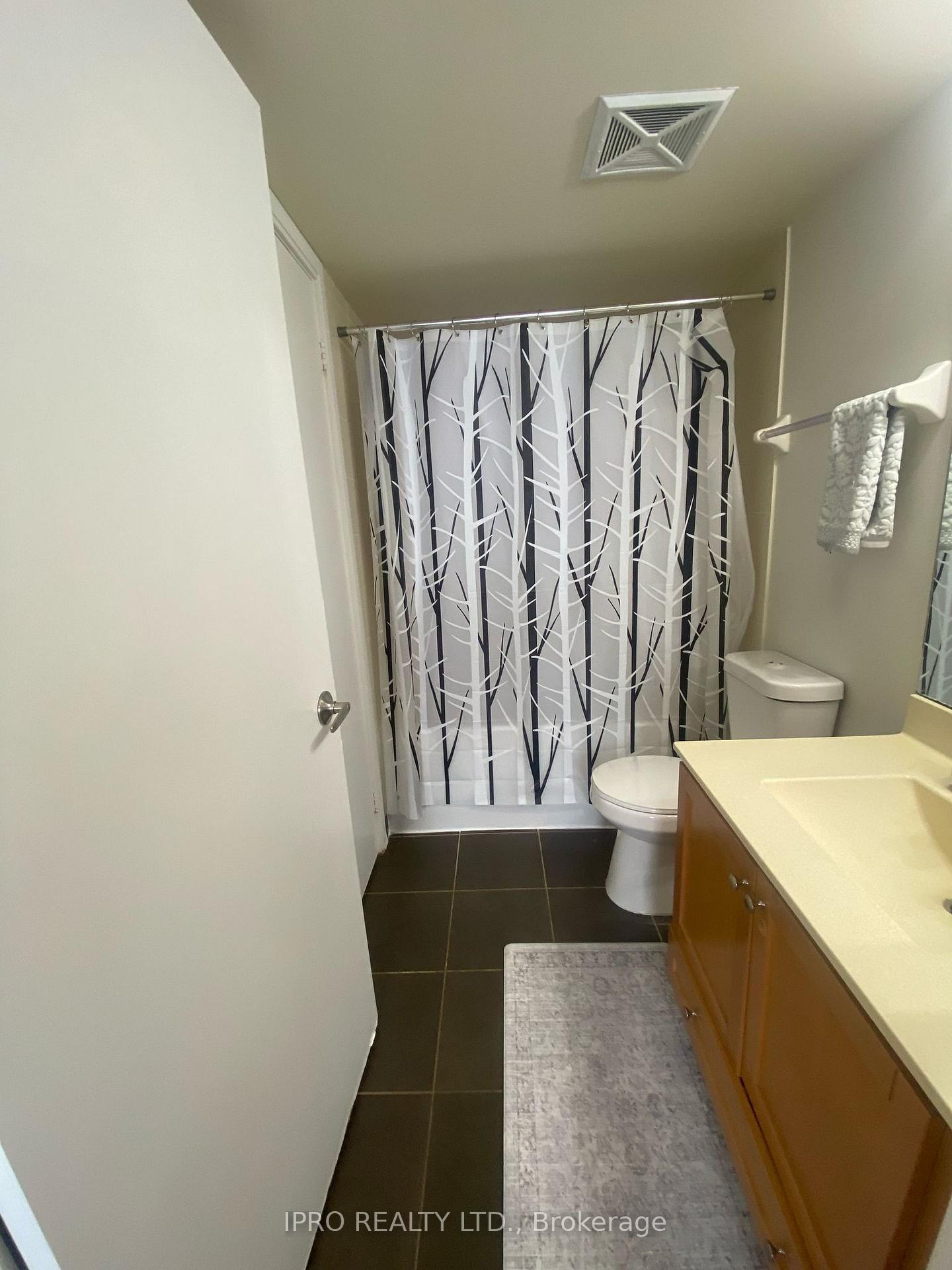 135 Village Green Sq, unit 1515 for rent