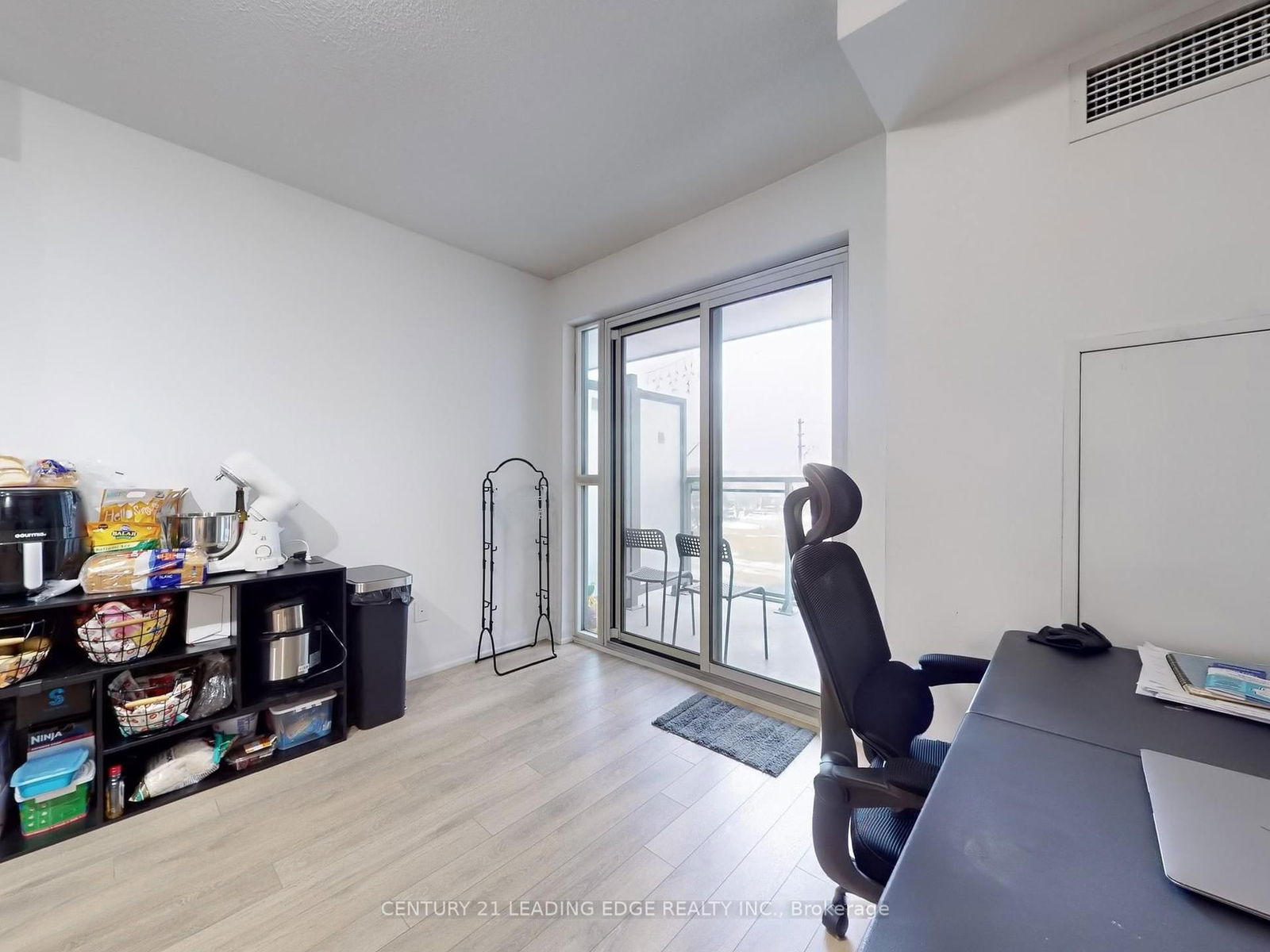 20 Meadowglen Pl, unit 329 for rent