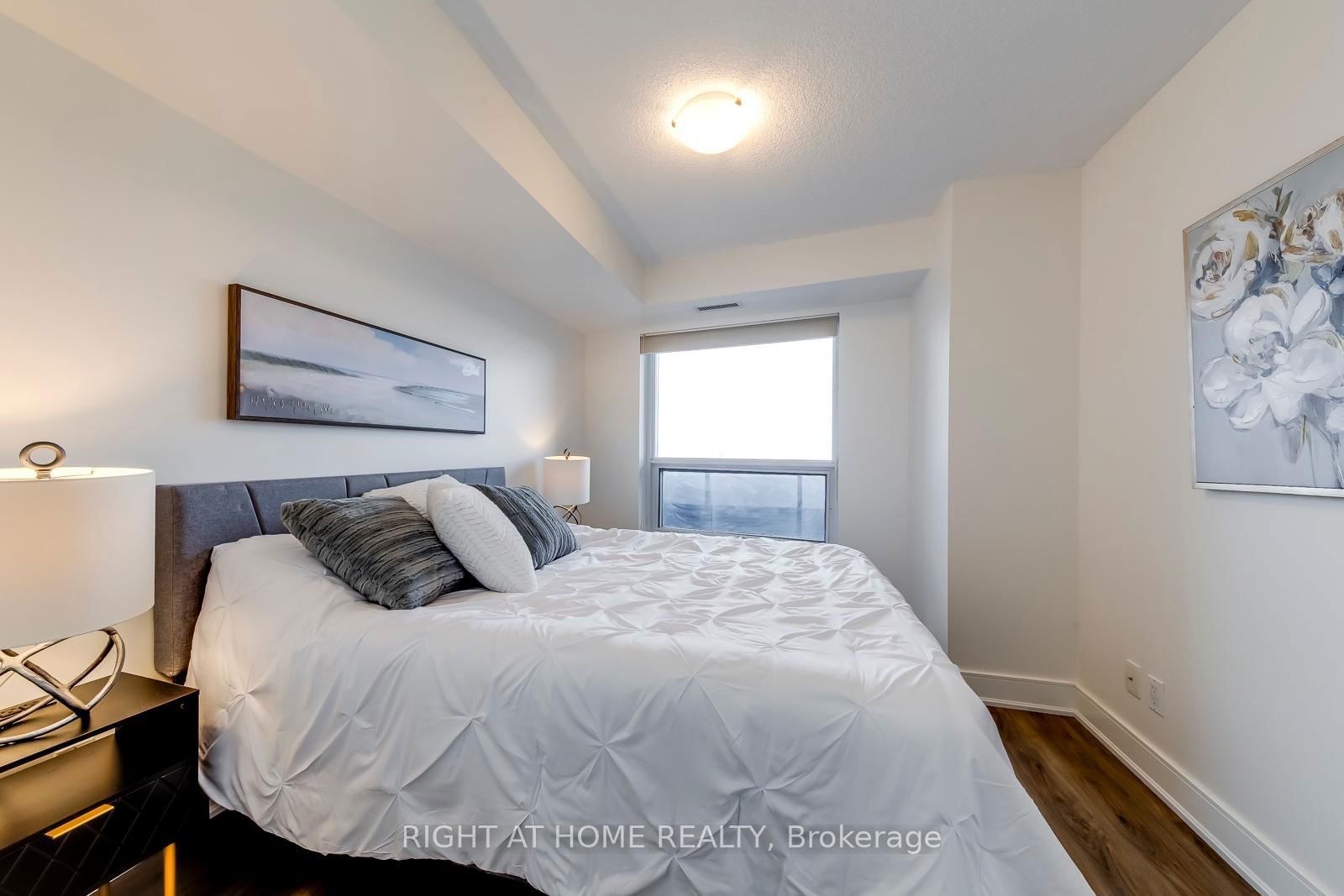 125 Village Green Sq, unit 702 for sale