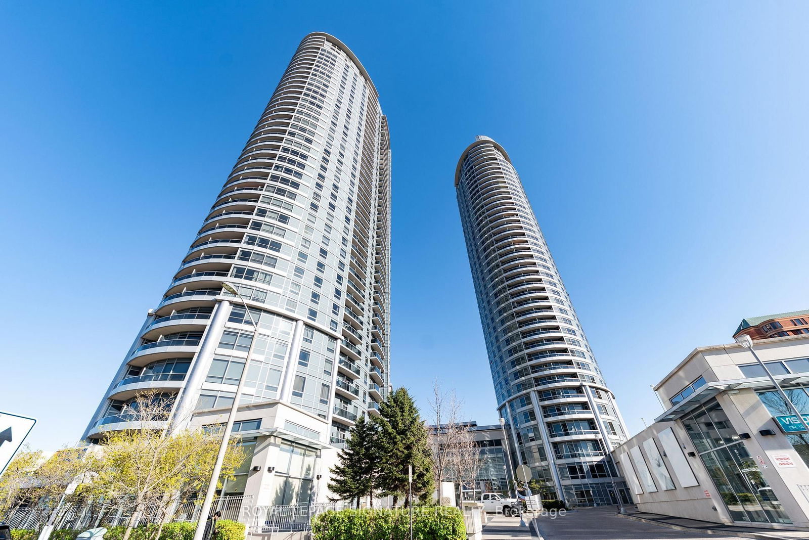 135 Village Green Sq, unit 1423 for sale