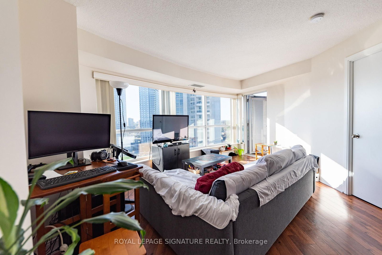 135 Village Green Sq, unit 1423 for sale