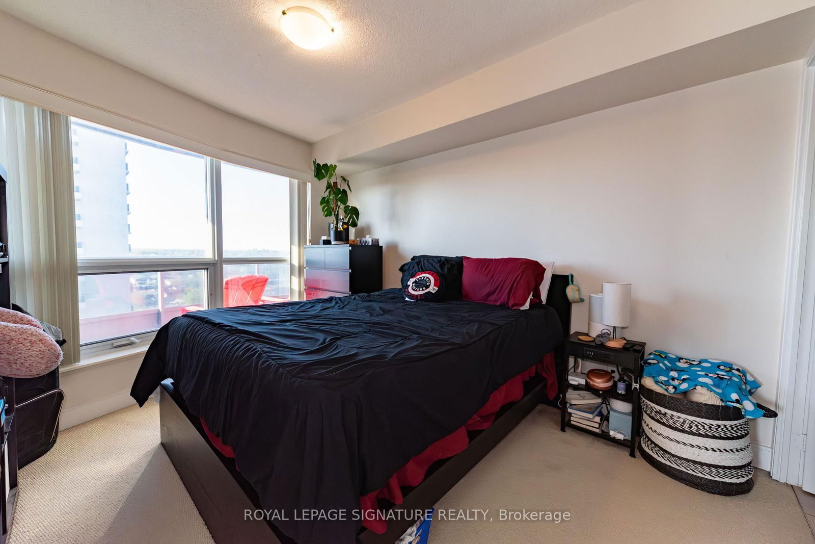 135 Village Green Sq, unit 1423 for sale