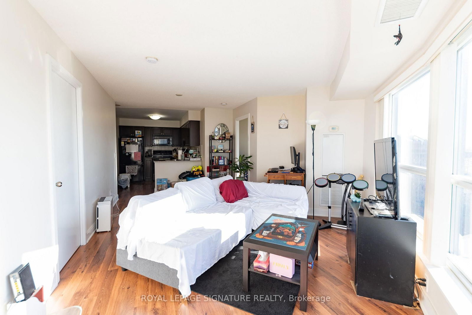 135 Village Green Sq, unit 1423 for sale