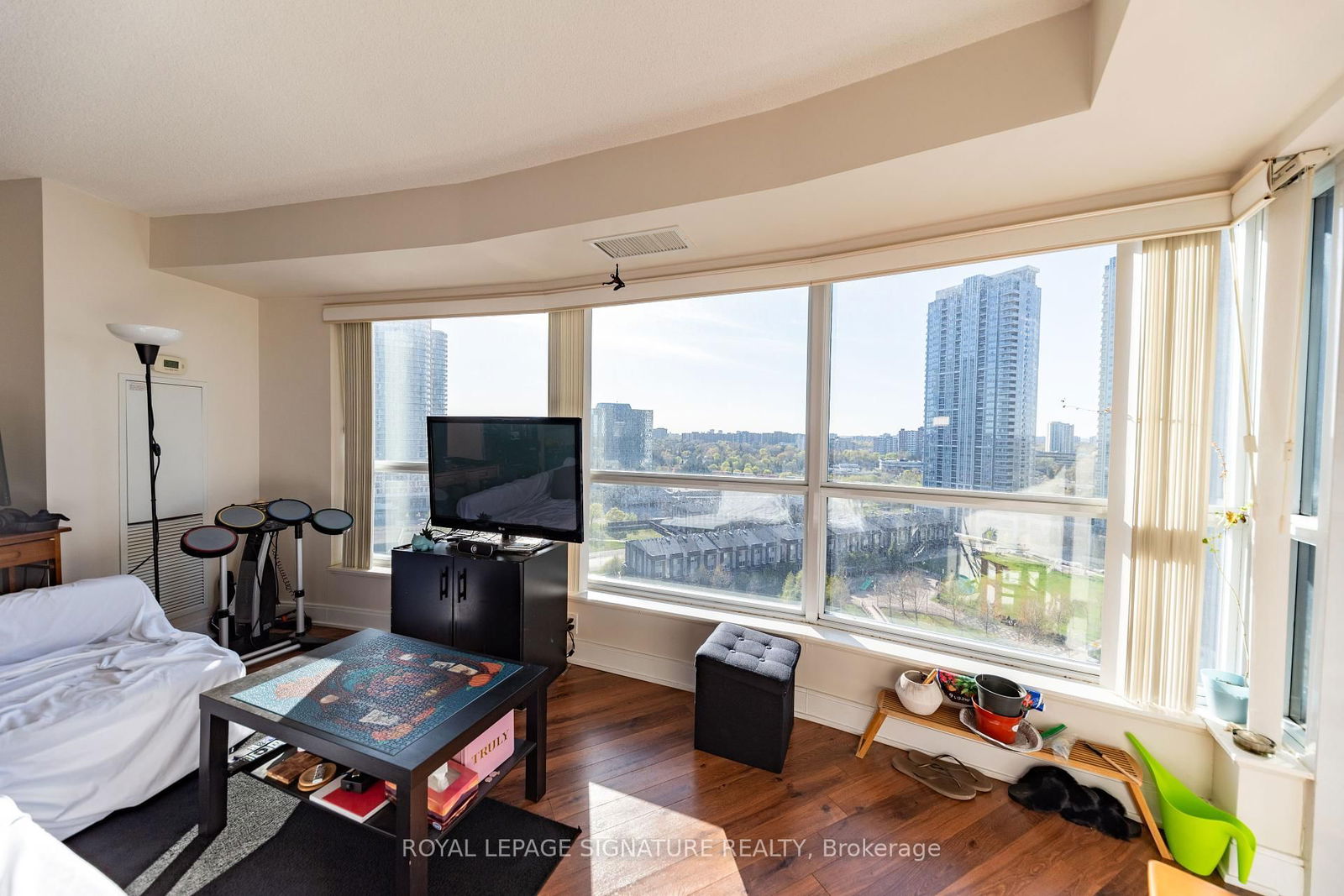 135 Village Green Sq, unit 1423 for sale