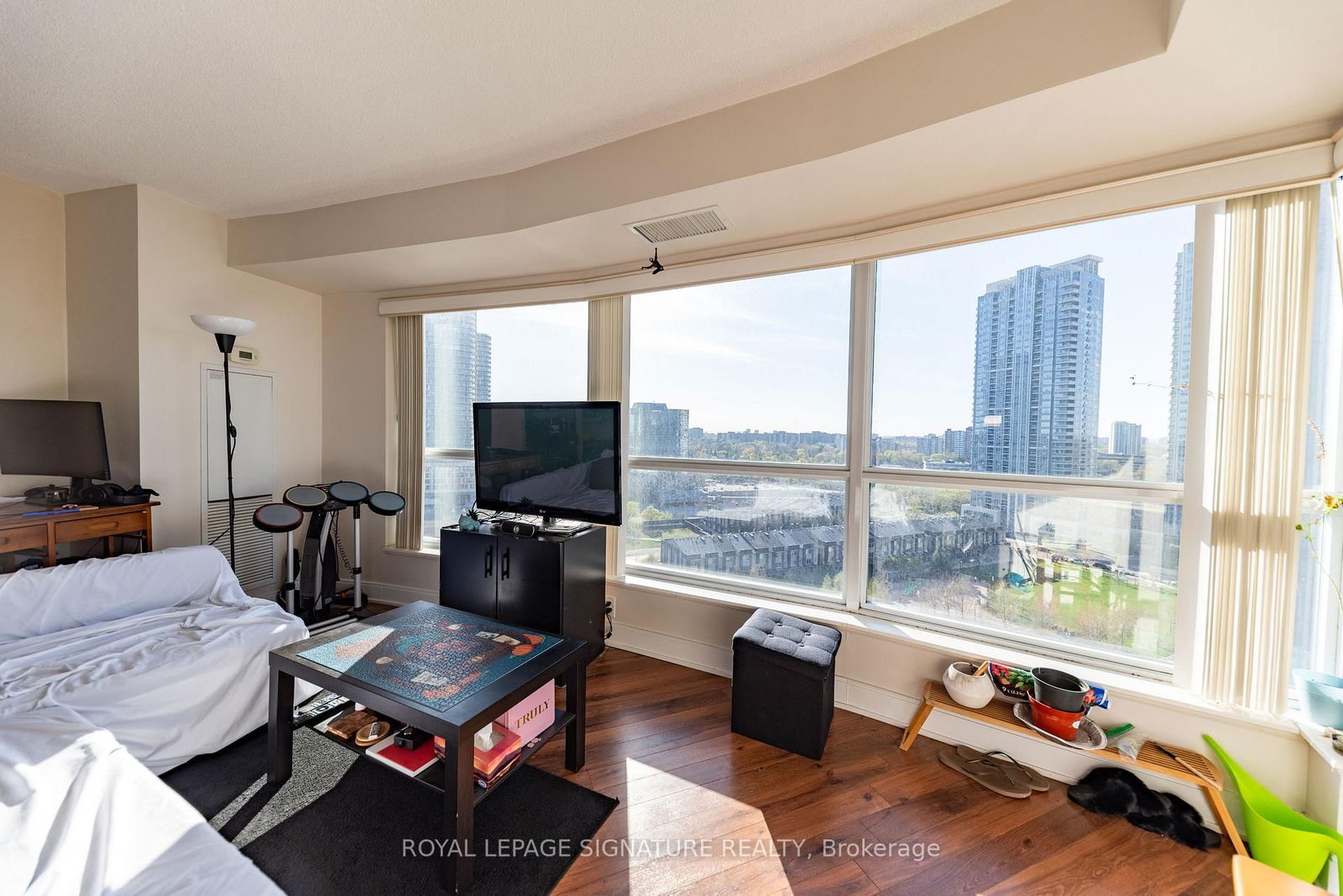 135 Village Green Sq, unit 1423 for sale