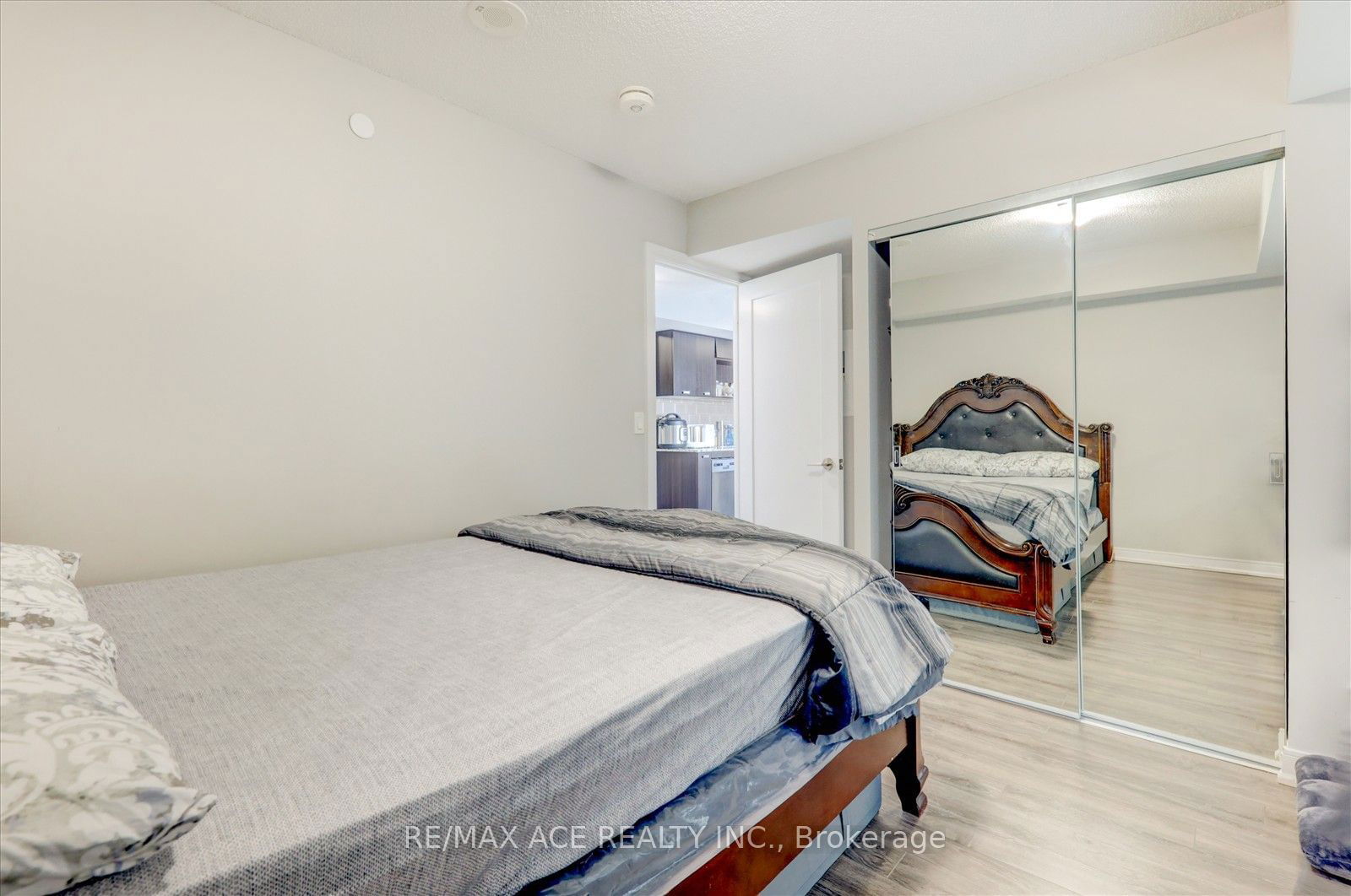 275 Village Green Sq, unit 420 for sale