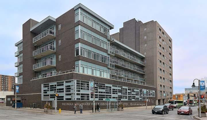 44 Bond St W, unit 806 for rent