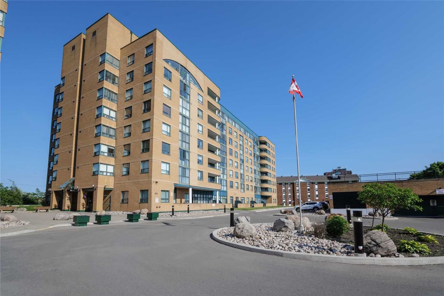 1655 Pickering Pkwy Emerald Point Condos 2 Beds + 1 2 Baths