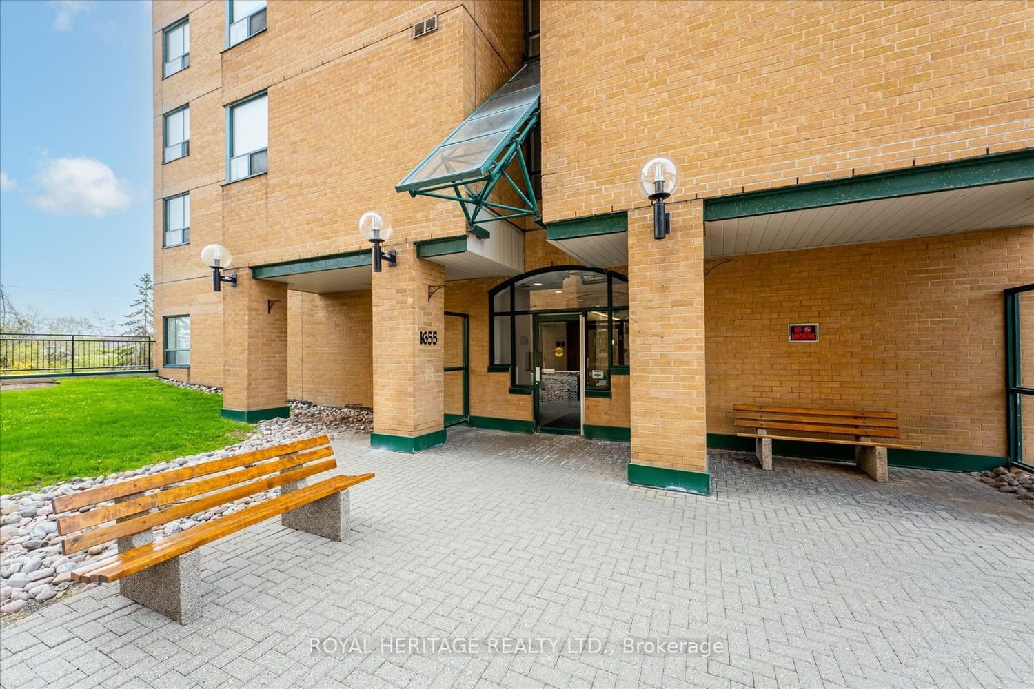 1655 Pickering Pkwy, unit 707 for sale - image #2