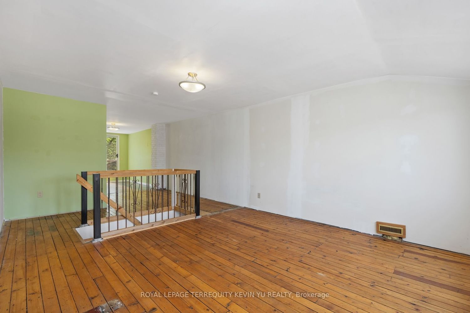 2335 Gerrard* St E for sale 