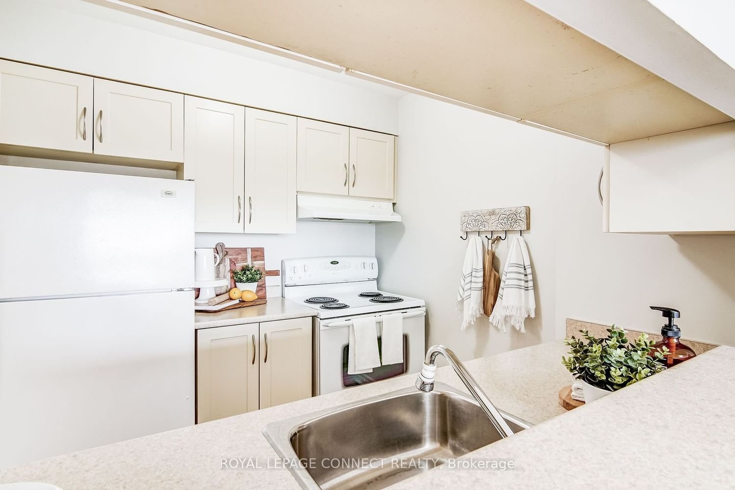 1655 Pickering Pkwy, unit 810 for sale - image #8