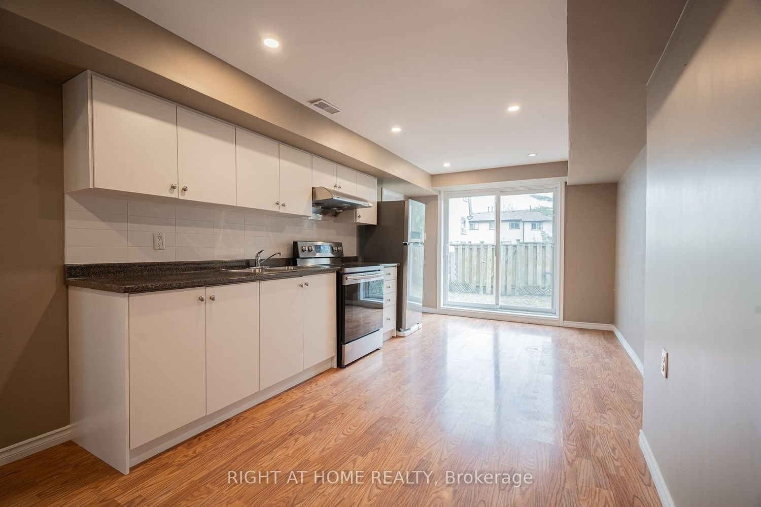 1400 Mary St N, unit 42 for rent - image #2