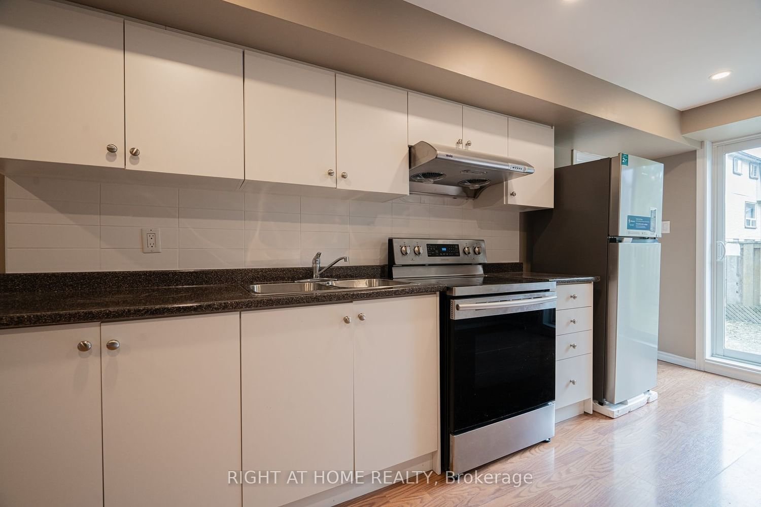 1400 Mary St N, unit 42 for rent - image #4