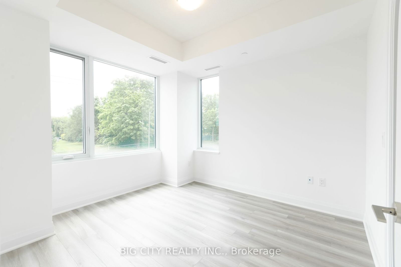 3220 Sheppard Ave E, unit 218 for sale