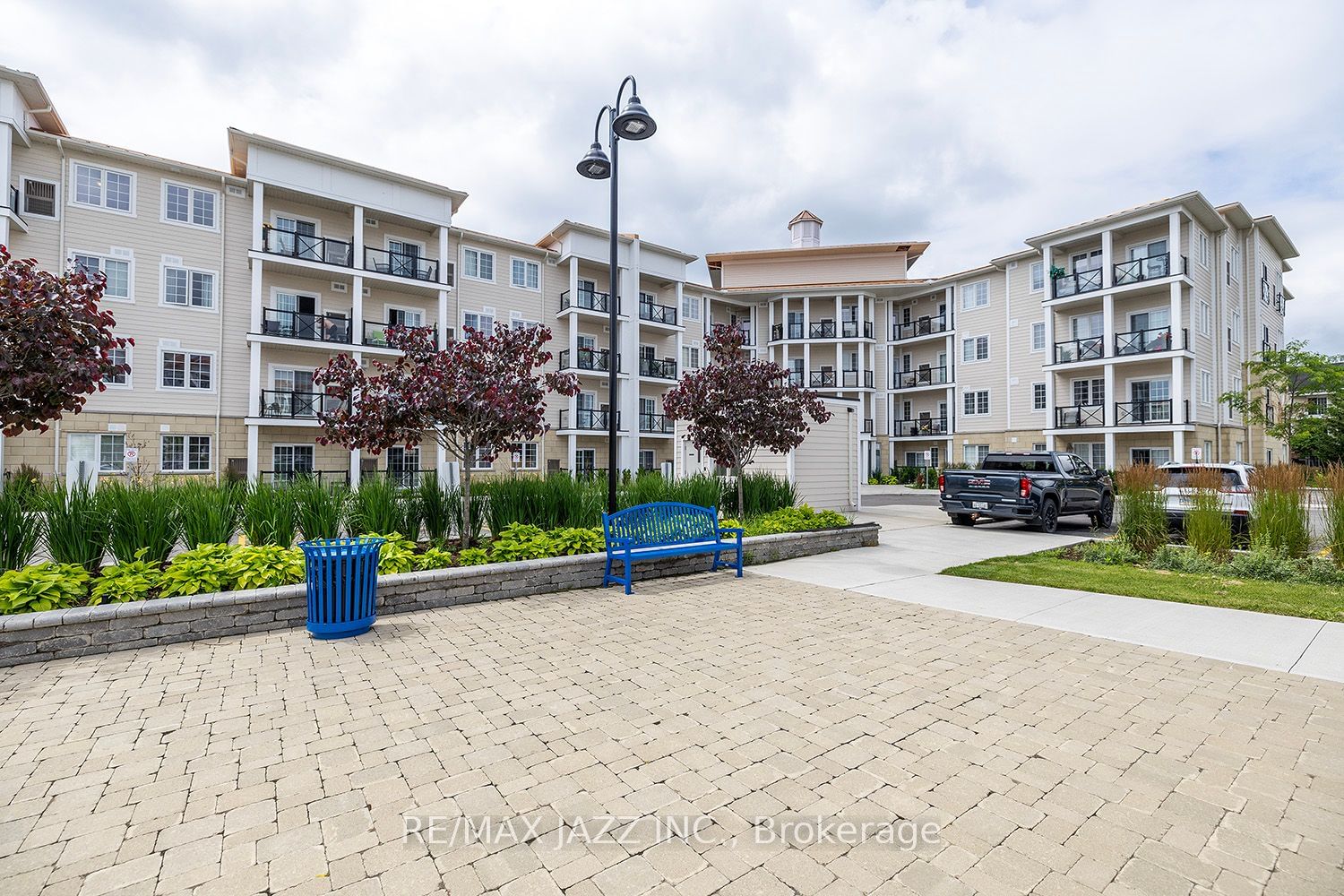 50 Lakebreeze Dr, unit 401 for sale - image #2