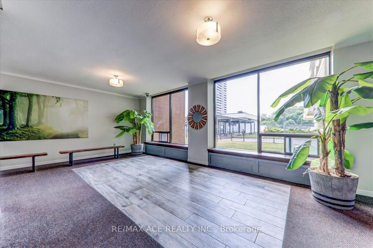 5 Massey Sq, unit 910 for sale - image #6