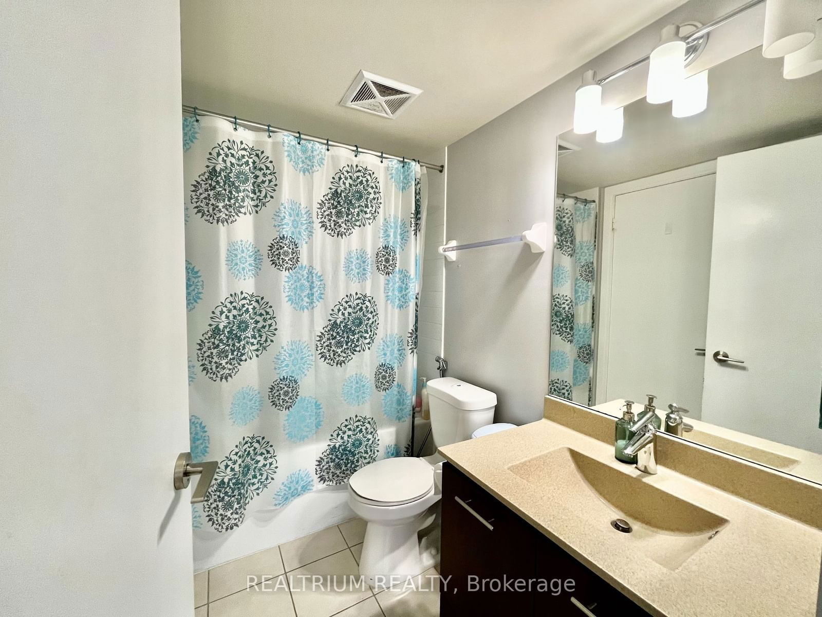 135 Village Green Sq, unit 3818 for rent - image #8