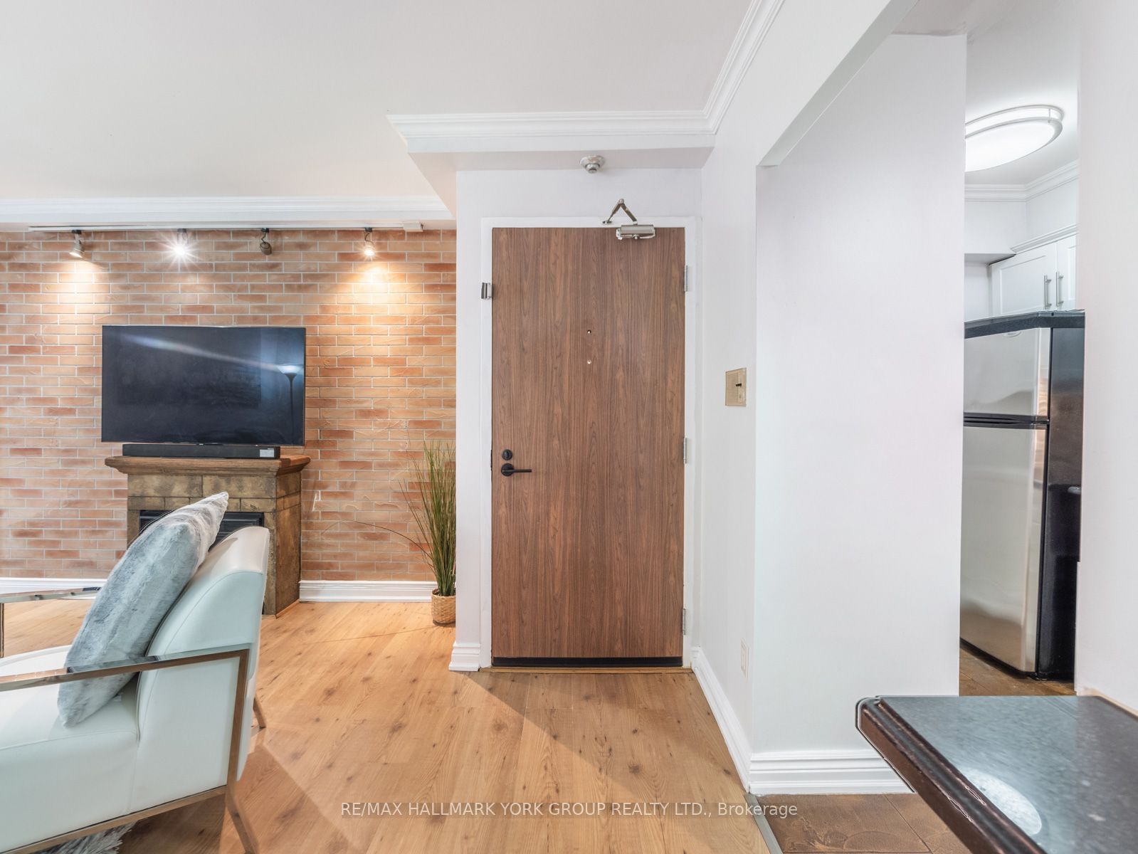 1145 Logan Ave, unit 101 for sale - image #3