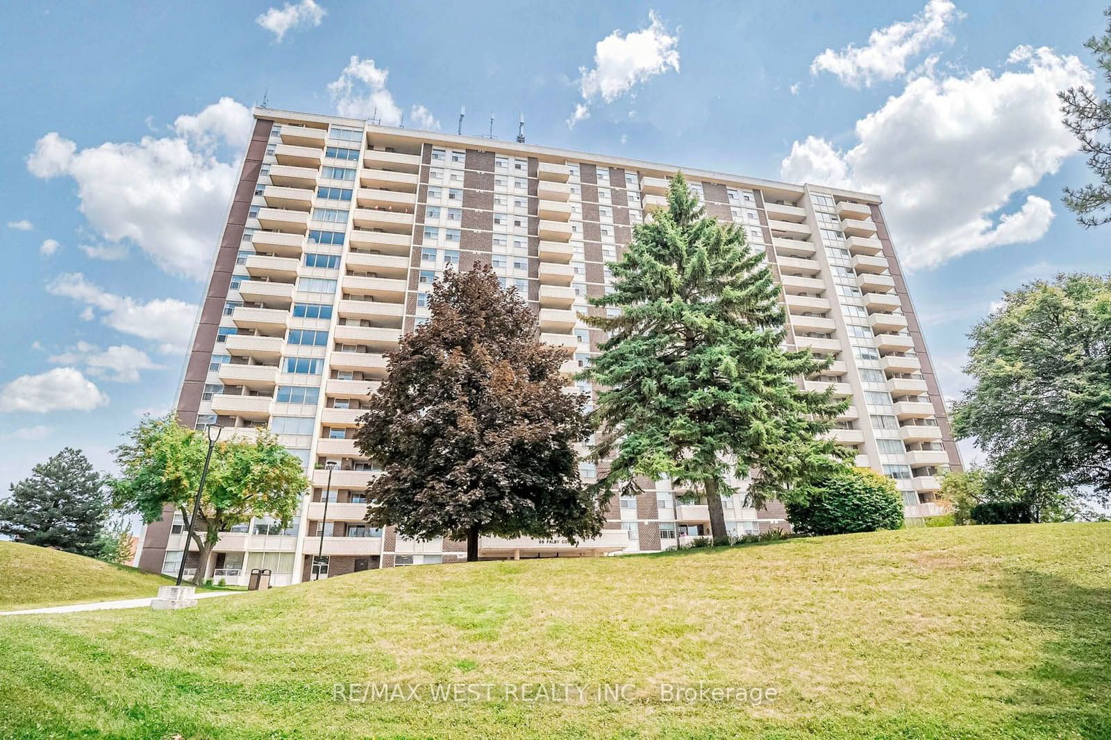 66 Falby Crt, unit 811 for sale - image #3