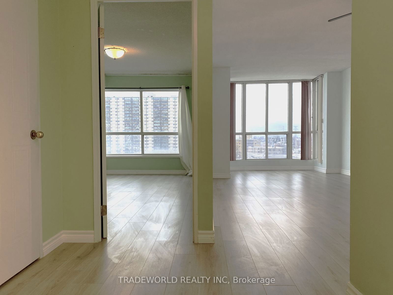 1470 Midland Ave, unit 911 for rent - image #2