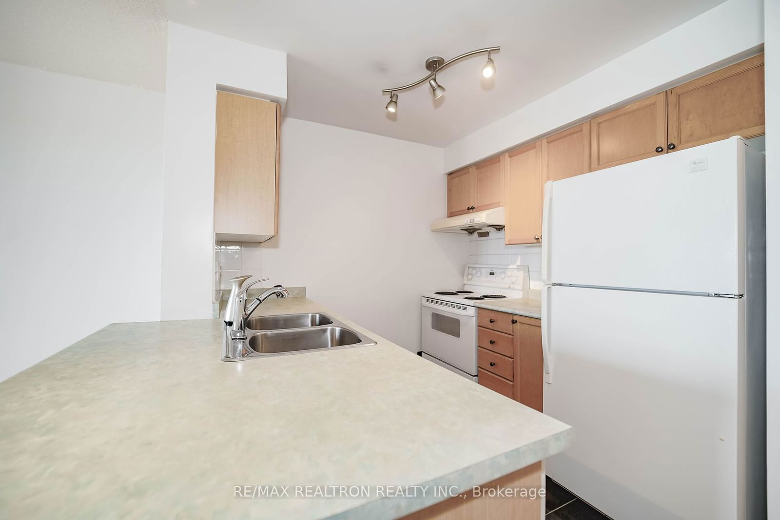 61 Town Centre Crt, unit 708 for sale