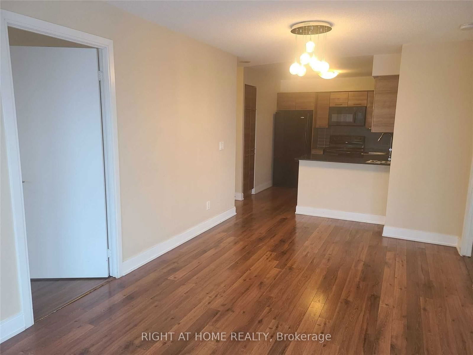 125 Village Green Sq, unit 1309 for rent