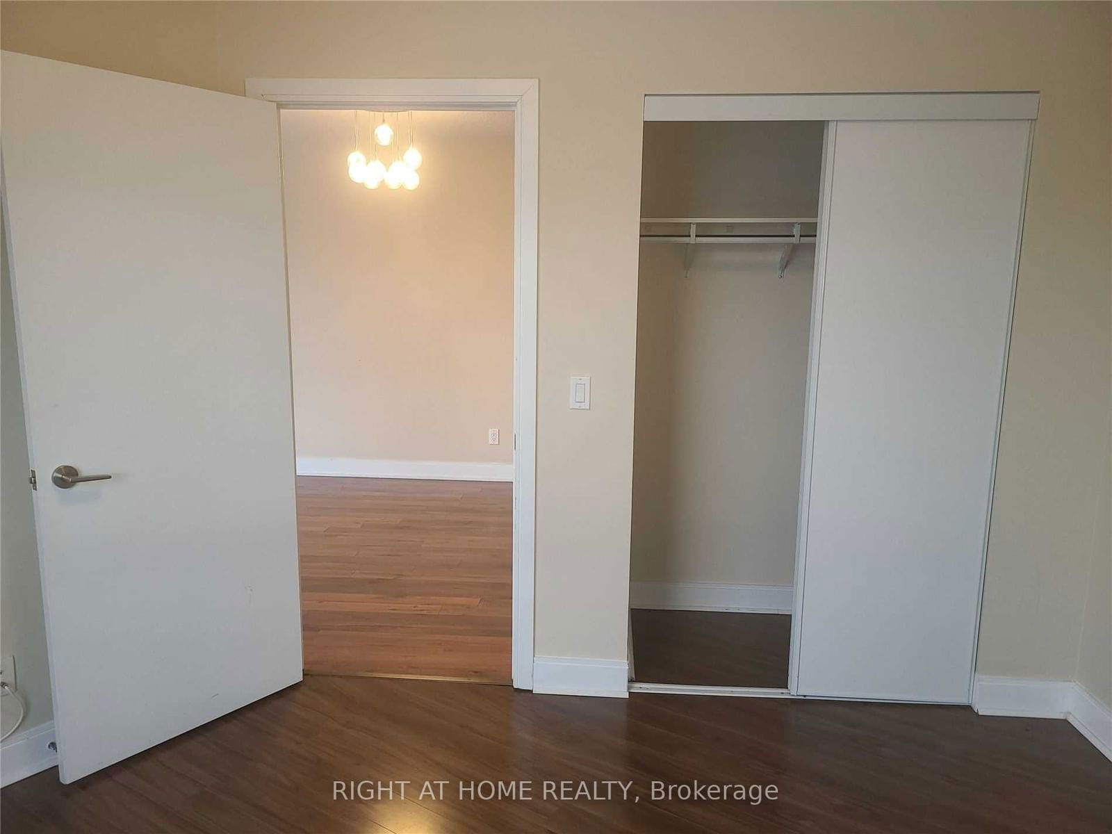 125 Village Green Sq, unit 1309 for rent